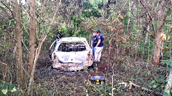 Hallan totalmente incinerado automóvil de joven asesinado - La Clave