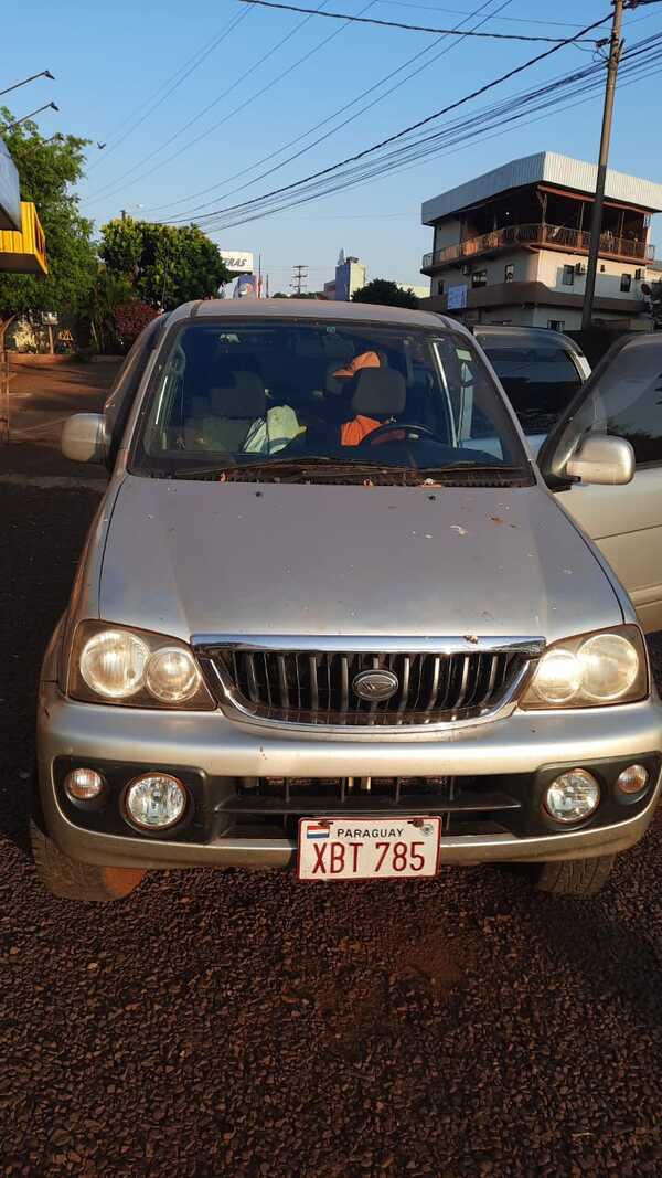 Roban vehículo y dinero a mujer que estacionó en banquina para asistir a su hijo - La Clave