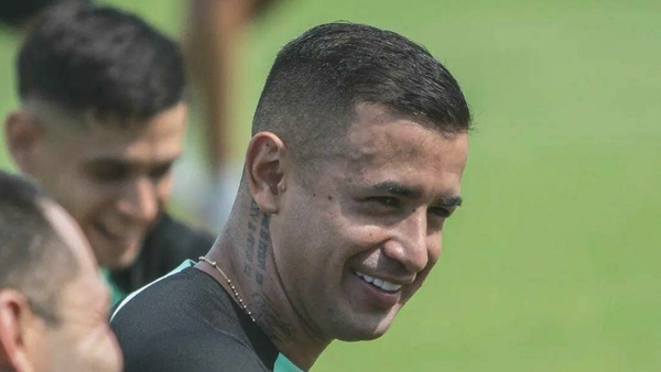 ¡Uuuuuu! Atendé el "ninguneo" de Derlis González a Salazar en pleno entrenamiento