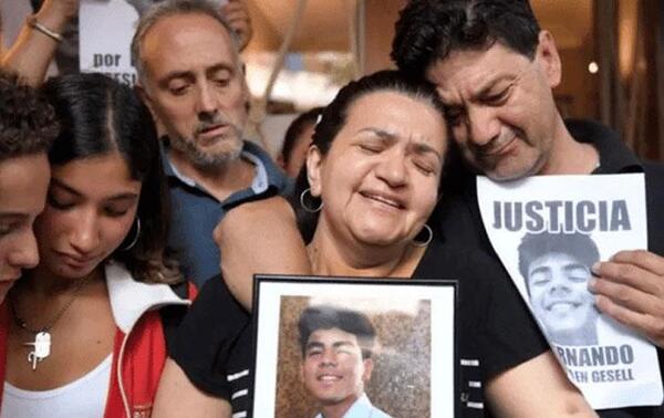 Doloroso relato del tío de Fernando Báez: “Lo destrozaron a patadas y perdía sangre en su funeral” – Prensa 5