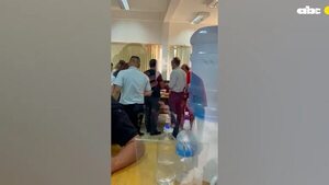 Funcionarios municipales dejan a la deriva a contribuyentes para comer bocaditos en horario laboral - Nacionales - ABC Color