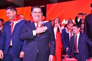 Horacio Cartes asume las riendas del Partido Colorado, con Mario Abdo Benítez como gran ausente - Revista PLUS