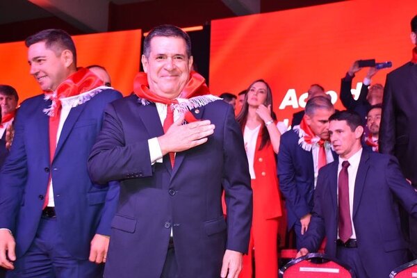 Horacio Cartes asume las riendas del Partido Colorado, con Mario Abdo Benítez como gran ausente - Revista PLUS