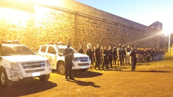 Hallan decenas de armas blancas, drogas y celulares en penal