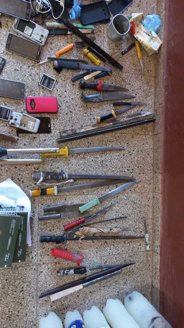 Celulares, bebidas alcohólicas, armas, se requisaron hoy tras tempranero operativo en el CERESO - PDS RADIO Y TV