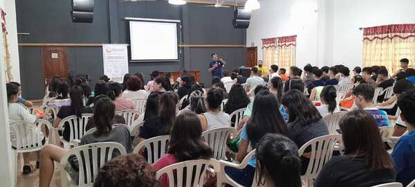 Brindan asistencia y asesoramiento a personas con problemas de adicción.