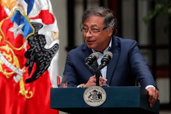 El avión de Petro fue impactado por un rayo sin comprometer su seguridad - Mundo - ABC Color