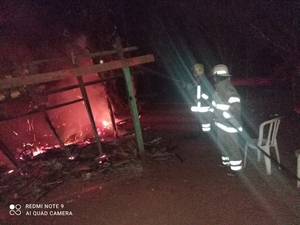 Incendio consumió por completo una vivienda en Trinidad