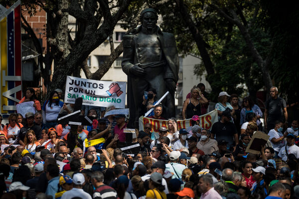 Empleados públicos protestan en Caracas para exigir aumentos salariales - MarketData