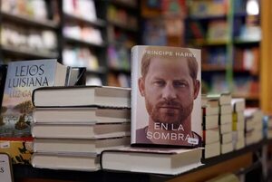 “En la sombra”: ¿Cuándo llega a Paraguay el libro del príncipe Enrique?  - Literatura - ABC Color