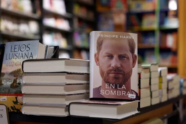 “En la sombra”: ¿Cuándo llega a Paraguay el libro del príncipe Enrique? - Literatura - ABC Color