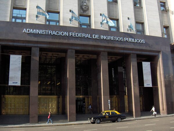 Fisco argentino intima a 1.800 personas por no declarar cuentas en exterior - Revista PLUS