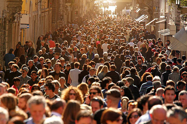 El mundo afronta una "policrisis" por la inflación, la energía y el conflicto - Revista PLUS