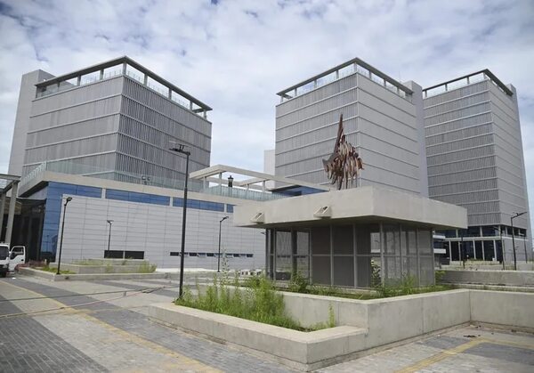 Línea subterránea que alimentará oficinas “fantasmas” concluirá en 30 días - Economía - ABC Color