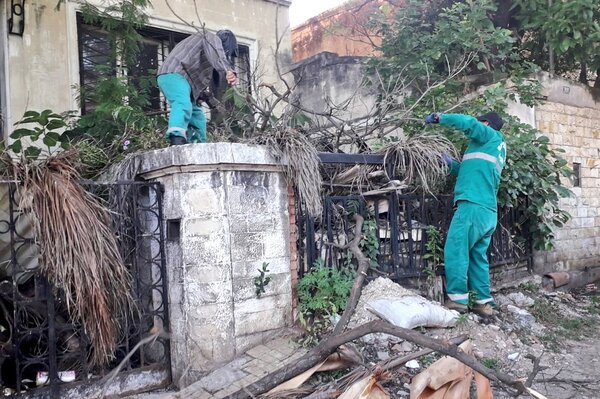 Diario HOY | Retiran más de 7.000 kilos de basura de una vivienda abandonada en Asunción