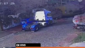 Villa Elisa: Denuncian ordeñe clandestino de combustible - Paraguaype.com