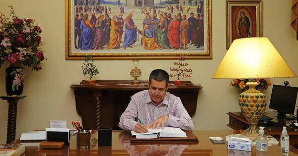 La Nación / Horacio Cartes firma libro de condolencias del Papa Benedicto XVI