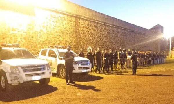 Hallan decenas de armas blancas, drogas y celulares en penal