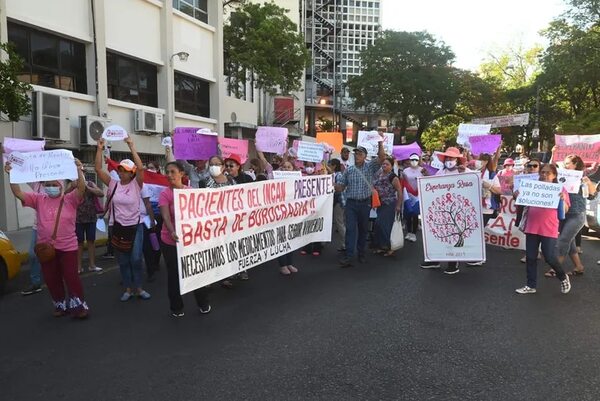 “Queremos vivir”, gritan pacientes oncológicos que están sin fármacos - Nacionales - ABC Color
