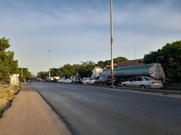 Reportan lento paso vehicular sobre el puente Remanso - Nacionales - ABC Color