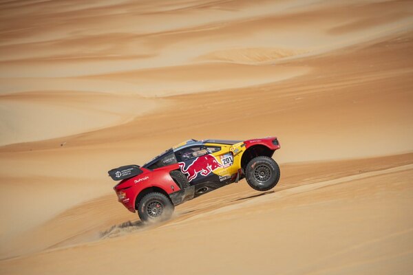 Loeb se divierte en las dunas y se acerca al segundo lugar