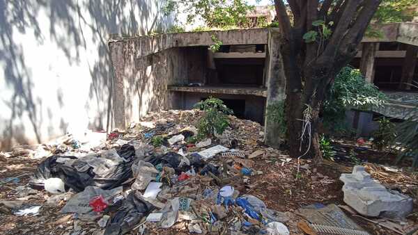 Ex edificio del Ministerio de Hacienda se convierte en vertedero y nido de rateros - La Clave
