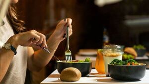 Hábitos alimenticios que mejoran el enfoque y la productividad