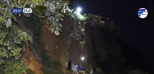 Mujer cayó 12 metros abajo, tras derrumbe del mirador Itá Pytã Punta