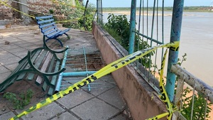 Se derrumbó parte del mirador de Ita Pytã Punta: Una mujer cayó y sufrió graves fracturas