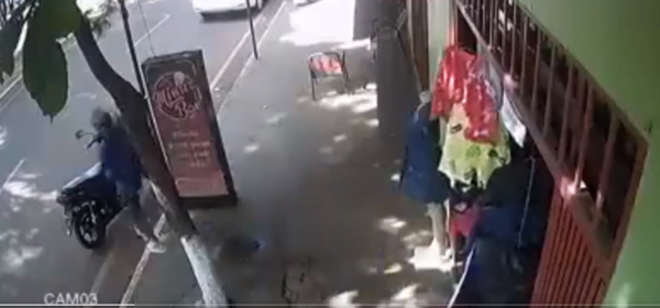 Diario HOY | Pareja ingresa a local para robar prendas de vestir en compañía de su hija pequeña