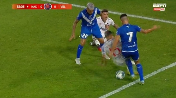 [VIDEO] El lujazo ¡a lo Riquelme! de un pelotero paraguayo en el fútbol de ashá