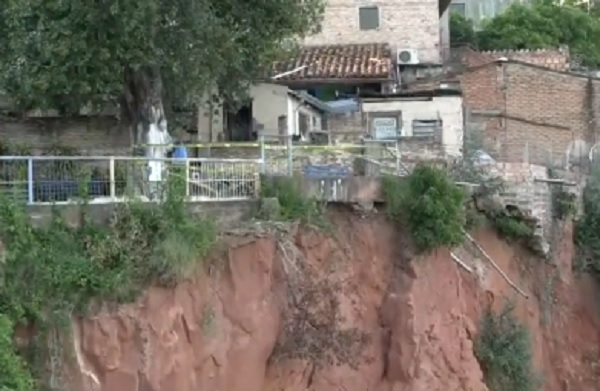 Diario HOY | Tras derrumbe, vecinos exigen intervención urgente en mirador de Itá Pytã Punta