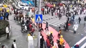 Diario HOY | VIDEO| Conductor embiste a una multitud y luego arroja montones de dinero en China