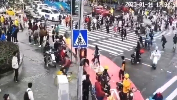 Diario HOY | VIDEO| Conductor embiste a una multitud y luego arroja montones de dinero en China