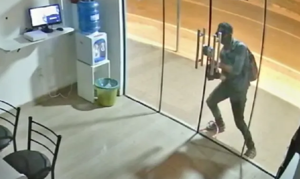 Delincuente ingresó a un comercio para robar, pero alarma lo hizo correr - Noticiero Paraguay