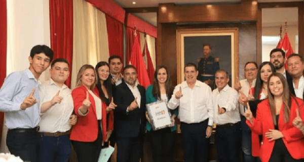 Apoderados colorados se reúnen con el presidente del partido Horacio Cartes