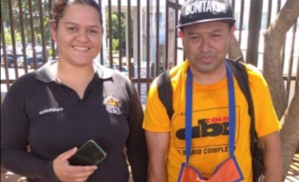 Ejemplo de honestidad: Canillita encontró celular y lo devolvió