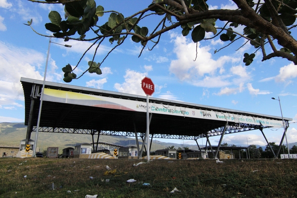 Comienza el paso de carga entre Colombia y Venezuela en un puente fronterizo - MarketData