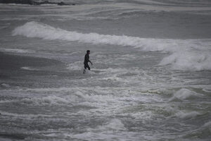 Fuertes oleajes en Perú dejan 1 muerto, cuatro damnificados y balneario destruido - MarketData