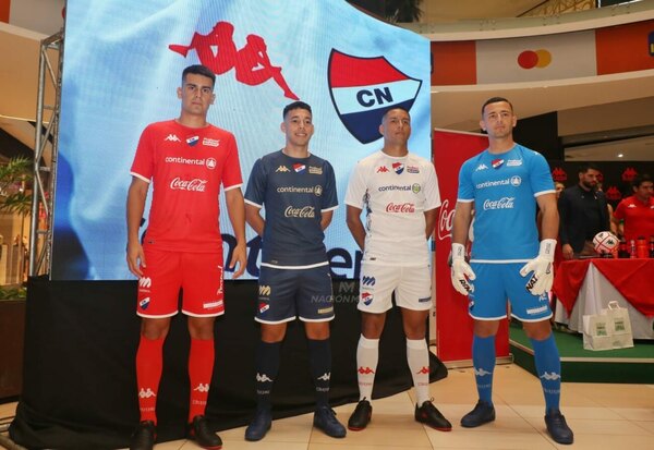 Nacional vuelve a la marca con la que fue subcampeón de América y presentó su indumentaria 2023