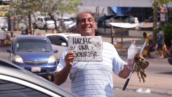 El limpiavidrios que solo pide una sonrisa