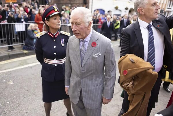 Un joven se declara culpable de haber arrojado un huevo a Carlos III - Mundo - ABC Color
