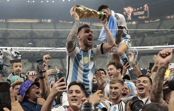 El fútbol argentino suma nuevos negocios globales tras el éxito en Qatar 2022 - Revista PLUS