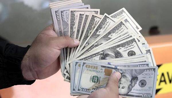 El dólar está por las nubes: volvió a trepar al pico de G. 7.400