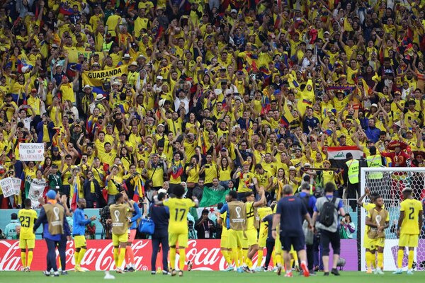 La FIFA multa a México y Ecuador por cánticos de sus hinchas en el Mundial