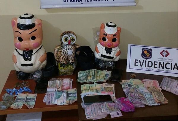 ¡Ni los chanchitos se salvaron! Allanaron vivienda y detuvieron a dos personas por microtráfico - Megacadena — Últimas Noticias de Paraguay