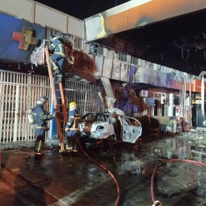 Foz: auto con chapa paraguaya se incendió en surtidor tras error en carga de combustible - Unicanal