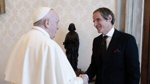 Francisco y Rafael Grossi analizaron el peligro nuclear de la guerra en Ucrania