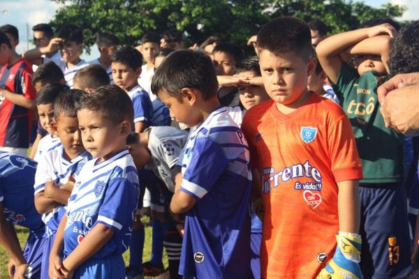 Escuela de fútbol Río Parapití realizó la presentación de su técnico