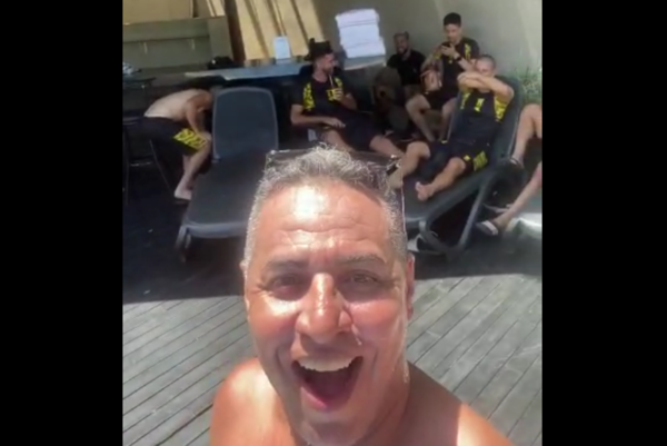 (VIDEO). Turista “rarito” se encontró con peloteros paraguayos y se volvió “loquiña”